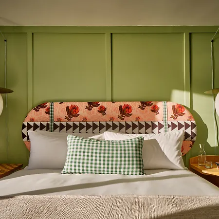 Wayfinder Waikiki - Voted Top 10 Best Hotels In Hawaii!